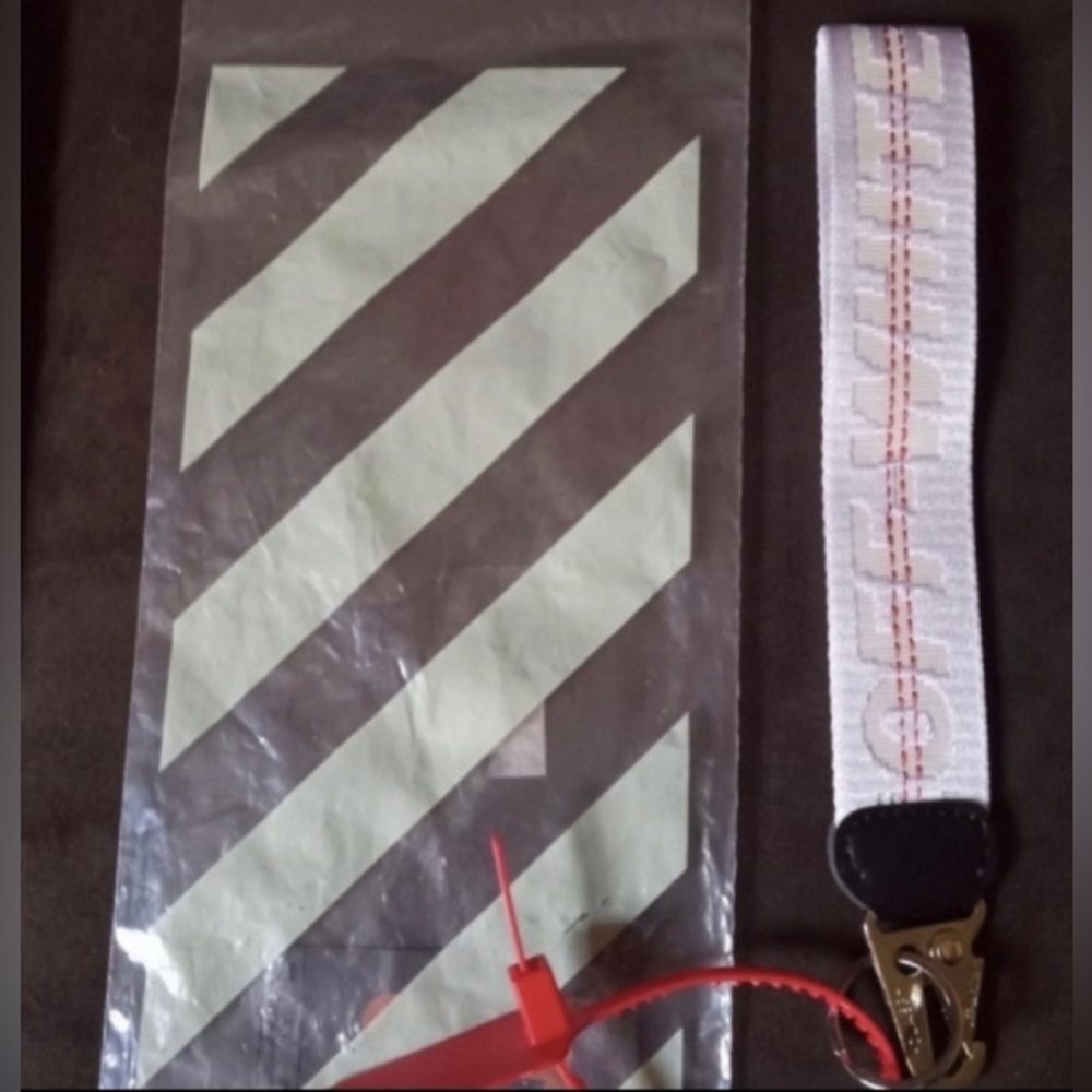 Off-White Key chain w Tag NWT w Bag no Box